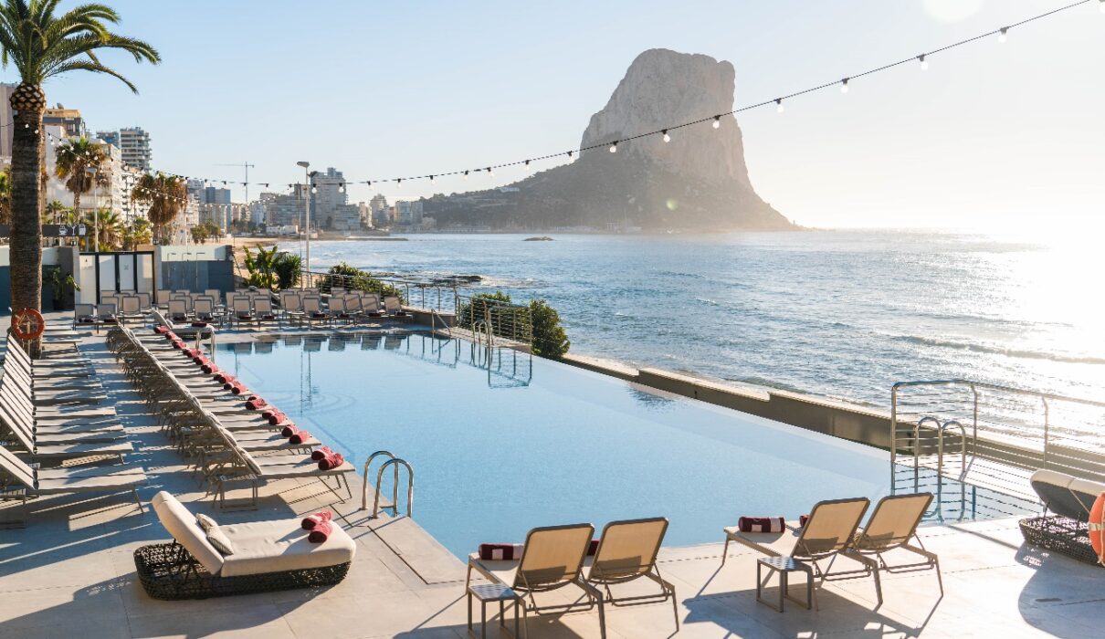 Piscina del hotel El Solymar Gran Hotel con vistas al mar Mediterráneo