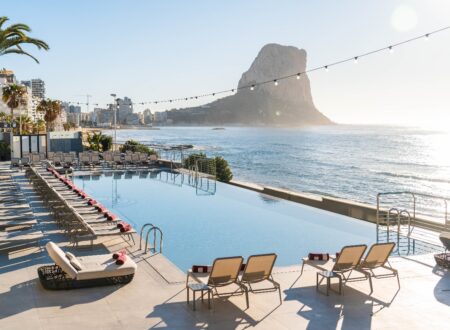 Piscina del hotel El Solymar Gran Hotel con vistas al mar Mediterráneo