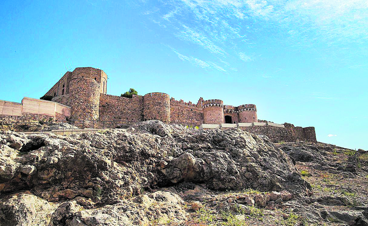 Las murallas que rodean el castillo del municipio de Onda. 
