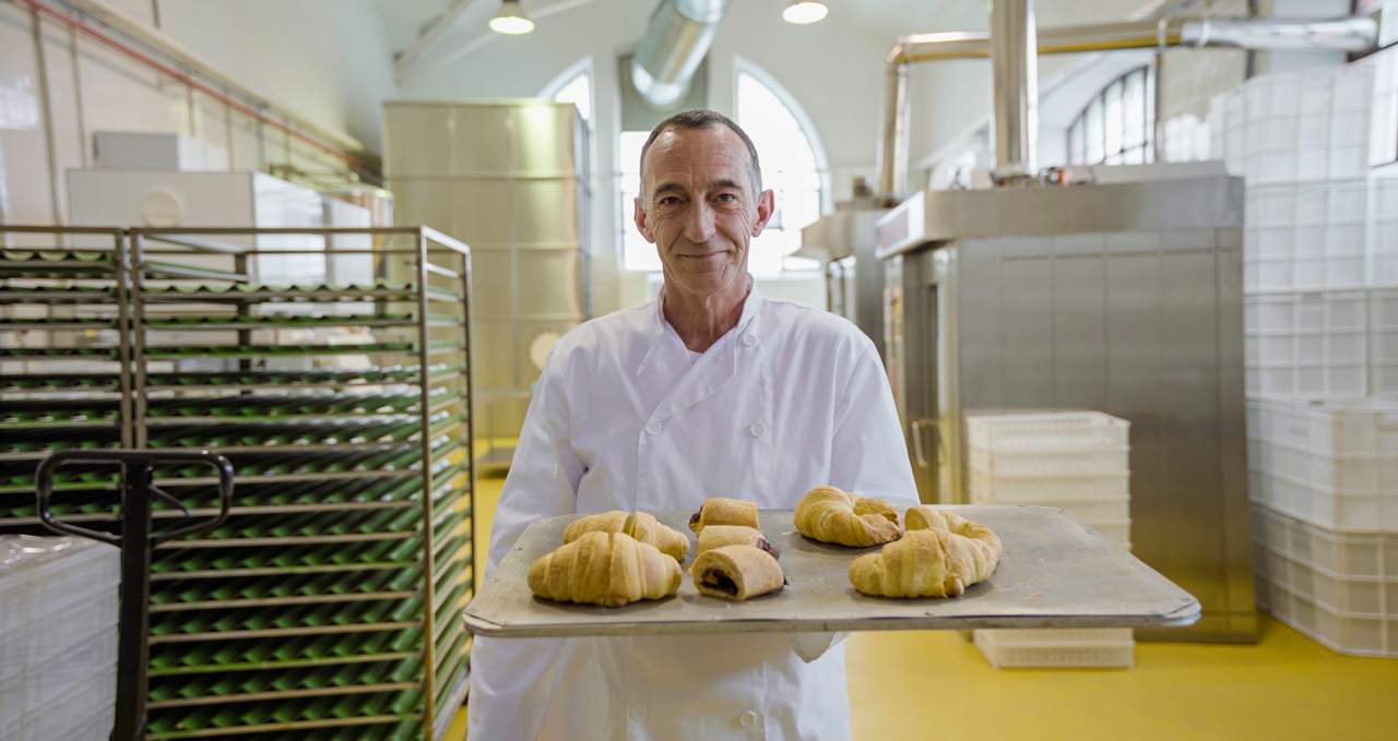 Ángel ha descubierto su vocación trabajando en la panadería dentro de la institución.