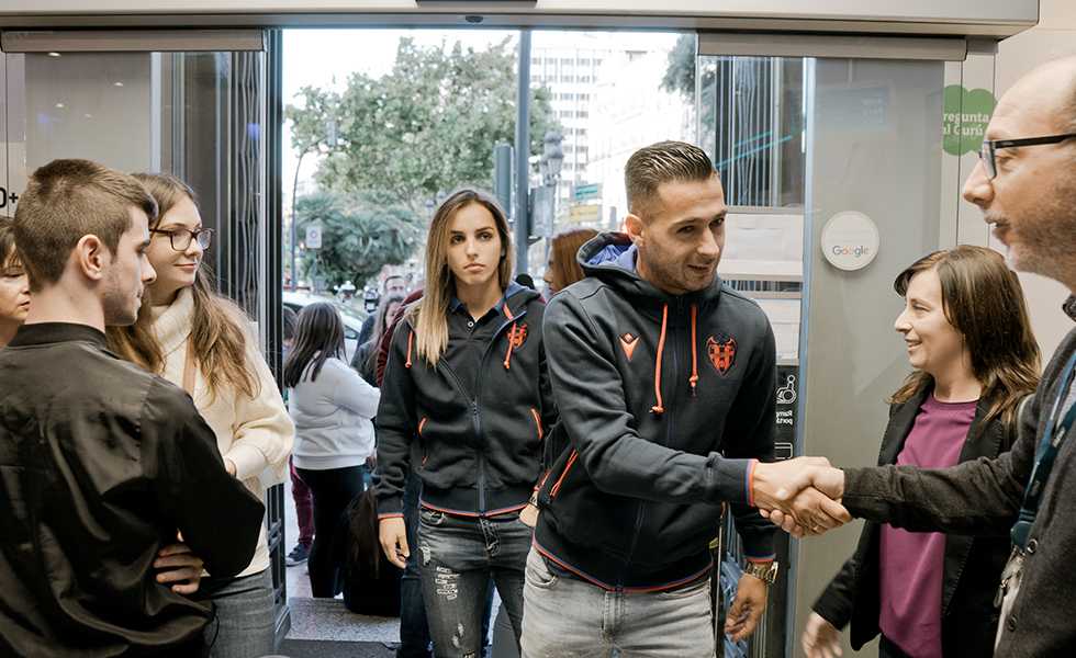Sergio León y Natasa Andonova acceden a la tienda Movistar