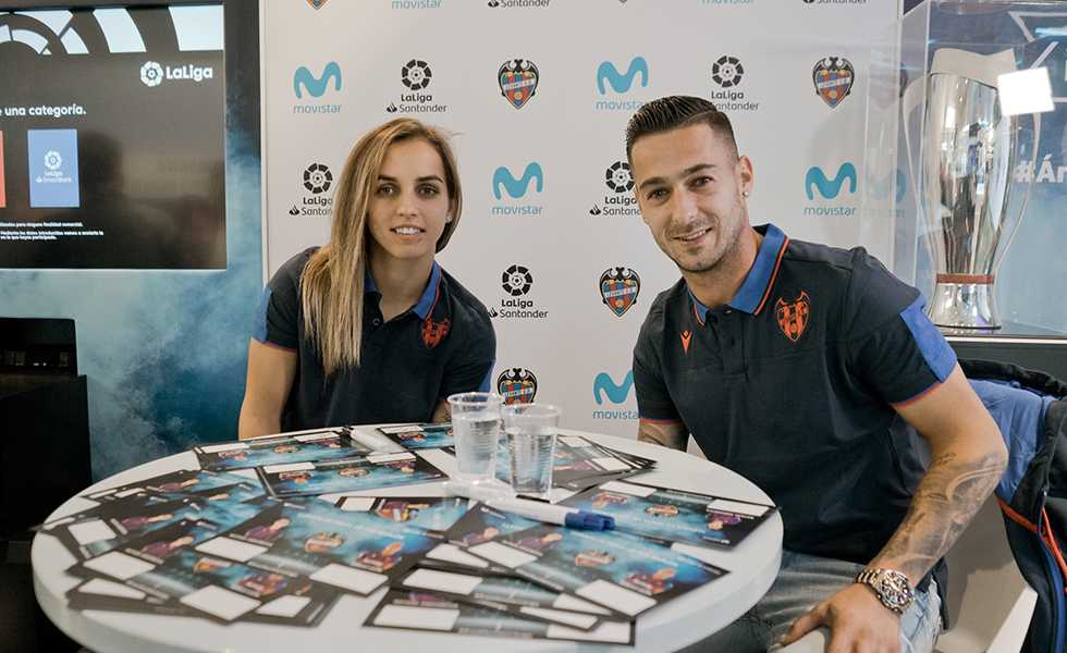 Sergio León y Natasa Andonova posan en el acto de firmas