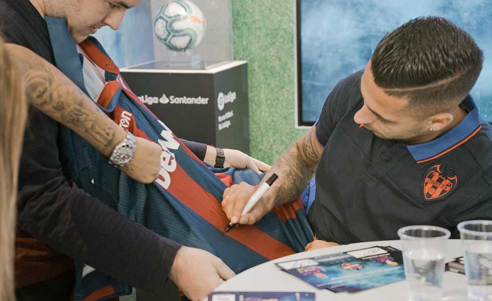 Sergio León firma una camiseta del Levante de un aficionado