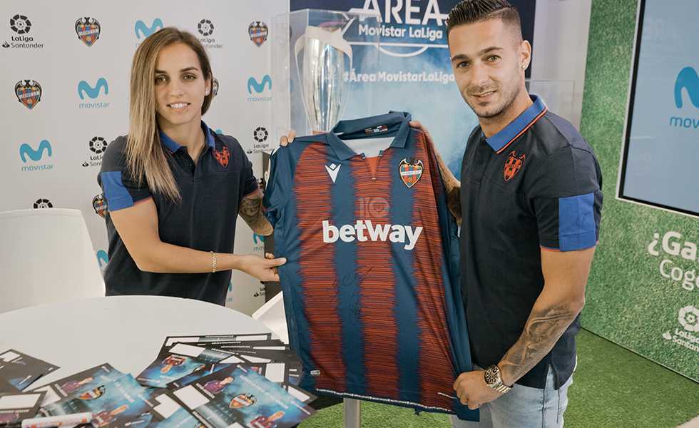 Sergio León y Natasa Andonova firmaron la camiseta que luce en el Área