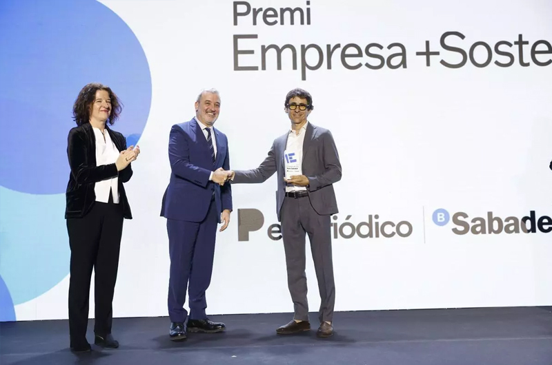 El alcalde de Barcelona Jaume Collboni y la directiva de Naturgy Núria Rodríguez entregan el premio al cofundador de 011h, Lucas Carné.