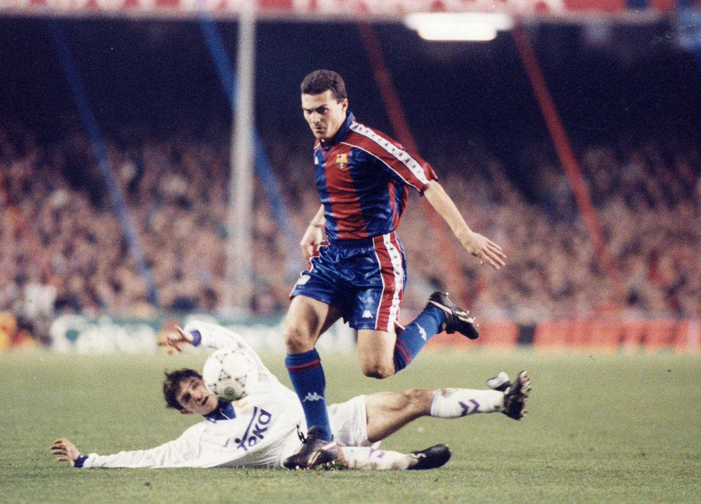 Guillermo Amor, en un partido contra el Real Madrid en los años 90 - Foto: Antoni Campañà.